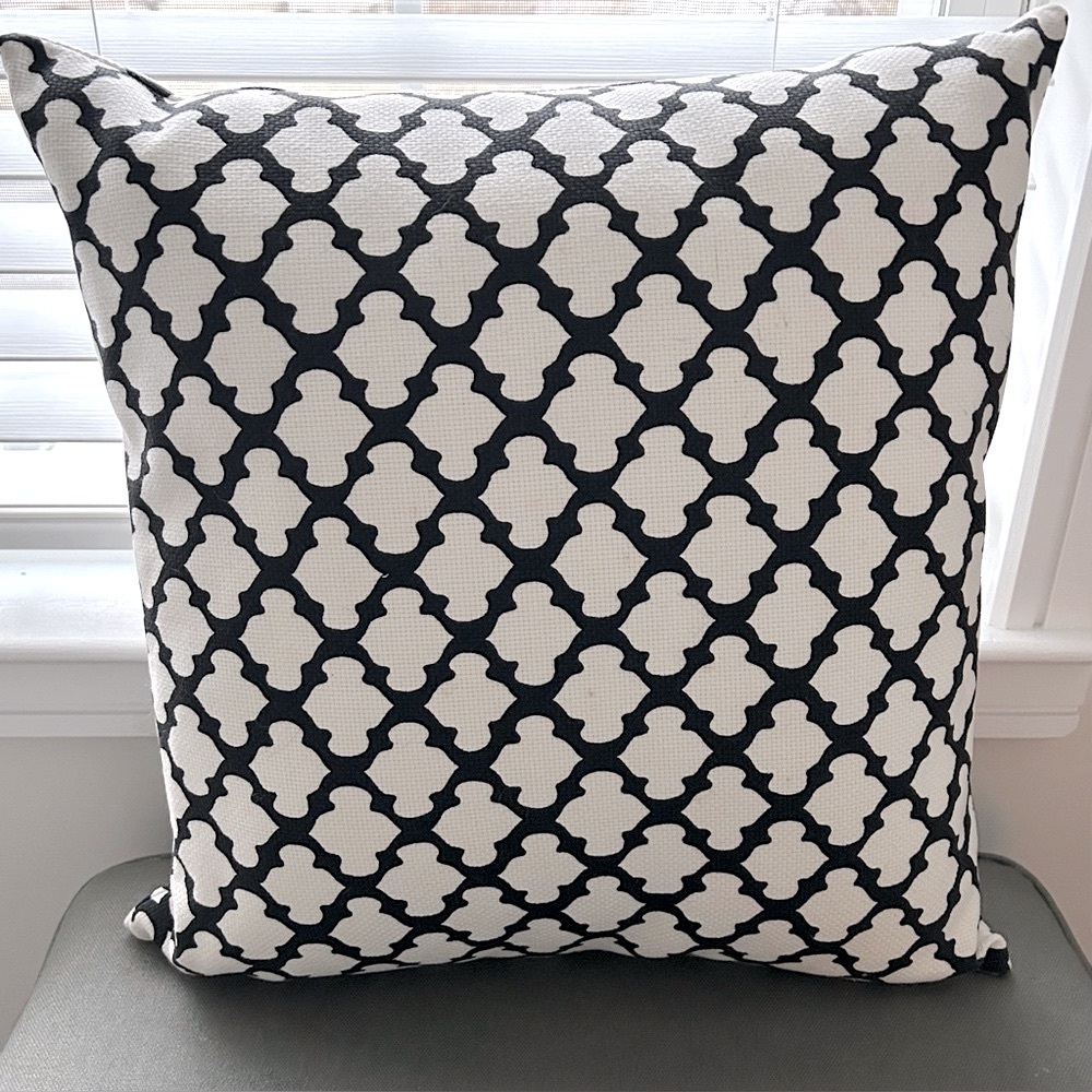 New Set of 2 Cotton Pottery Barn Trellis Throw Pillow Covers - Picture 11 of 11